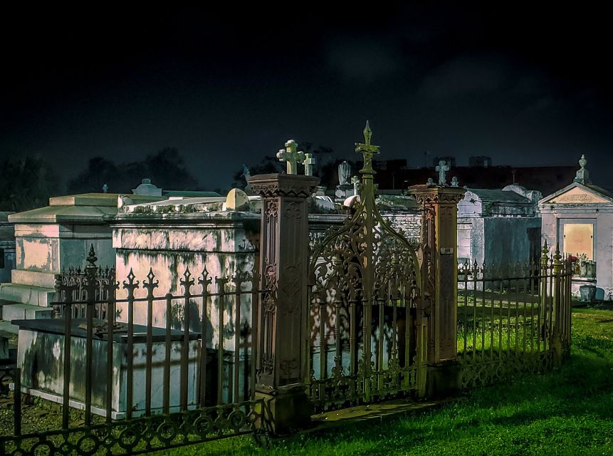 dead of night ghosts & cemetery bus tour