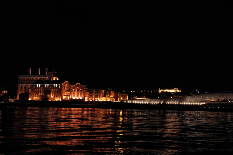 Lisboa: Crucero en barco por la ciudad de día/atardecer/noche con champán