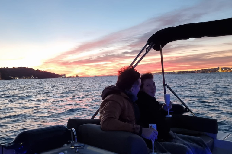 Lisboa: Crucero en barco por la ciudad de día/atardecer/noche con champán