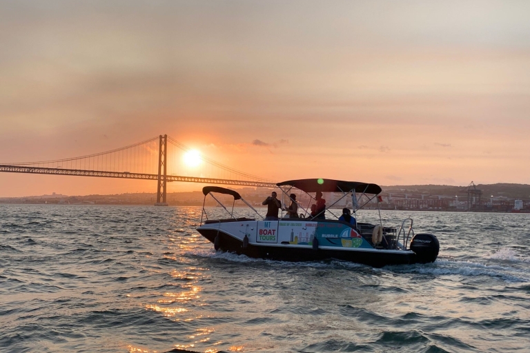 Lisboa: tour nocturno en barco por el río Tajo con champánLisboa: paseo en barco por el río Tajo con champán
