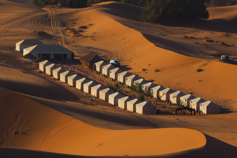 Merzouga : randonnée chamelière de nuit avec planche à voileCamp de luxe dans le désert