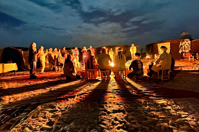 Merzouga: Excursión nocturna en camello con SandboardingCampamento de lujo en el desierto