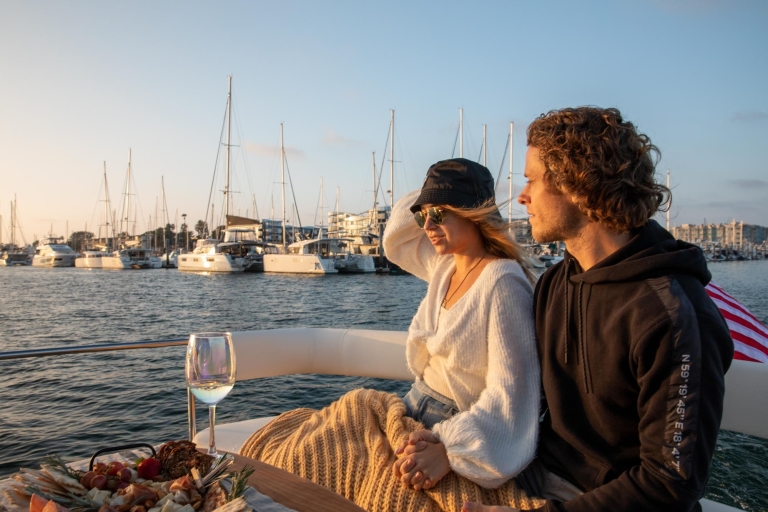 Marina del Rey: Luxury Boat Cruise with Wine & Cheese Group Tour