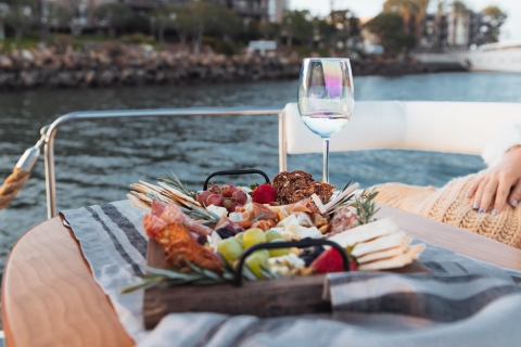 Marina del Rey: Luxury Boat Cruise with Wine & Cheese Private Tour