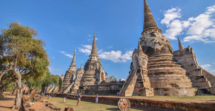 femme touristique viens à visite wat phra si sanphet temple et prise photo,  ayutthaya Thaïlande pour voyage, vacances, vacances et tourisme 27541954  Photo de stock chez Vecteezy