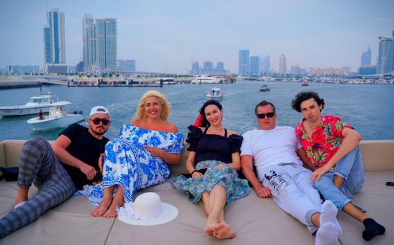 Dubai Marina: Yachttour mit Frühstück oder BBQ und Sonnenuntergang