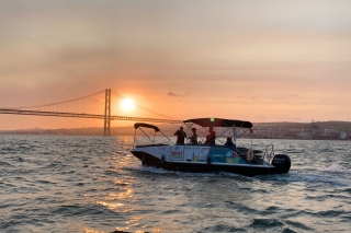 Lisbon: 2-Hour Private Boat Tour with 6 bottles of Champagne