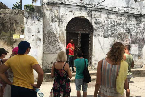 Zanzibar: Tour storico a piedi di Stone Town e pranzo.Tour storico a piedi di Zanzibar StoneTown con pranzo locale.