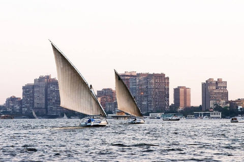 El Cairo: Paseo en feluca por el río Nilo con comida