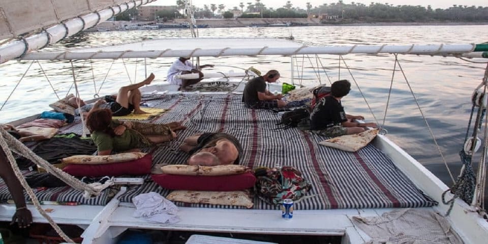 El Cairo Paseo en feluca por el río Nilo con comida GetYourGuide