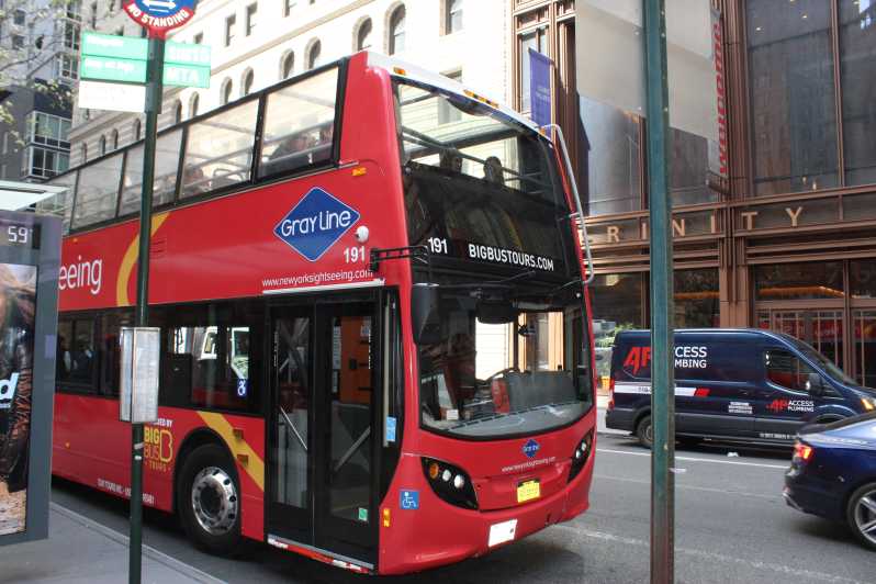 Нью-Йорк: автобус Hop On Hop Off с гидом и двумя достопримечательностями