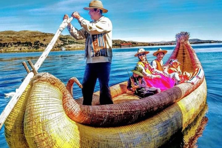Kajak auf der schwimmenden Insel Uros und Taquile mit dem Speiboot