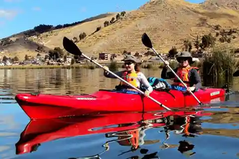 Passeio de caiaque em Uros e Taquile em lancha rápida