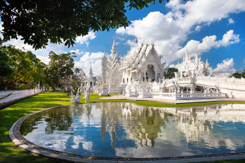 Chiang Rai : 3 temples et Triangle d'Or avec bateau à longue queueParticipez à une excursion d'une journée