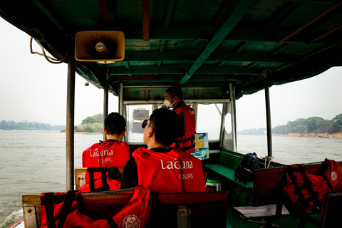 Chiang Rai : 3 temples et Triangle d'Or avec bateau à longue queueParticipez à une excursion d'une journée