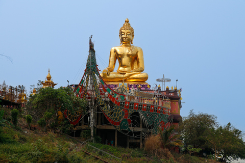 Chiang Rai : 3 temples et Triangle d'Or avec bateau à longue queueParticipez à une excursion d'une journée