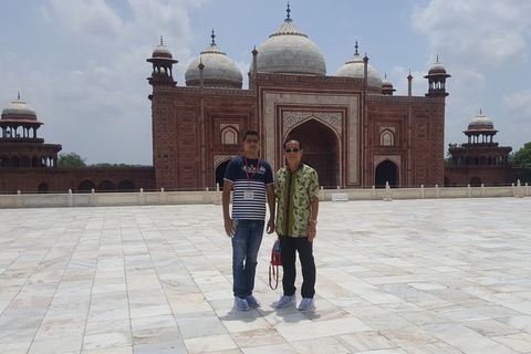 Depuis Delhi : visite privée du Taj Mahal au lever du soleil en voiture