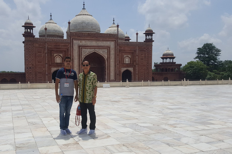 Depuis Delhi : visite privée du Taj Mahal au lever du soleil en voiture