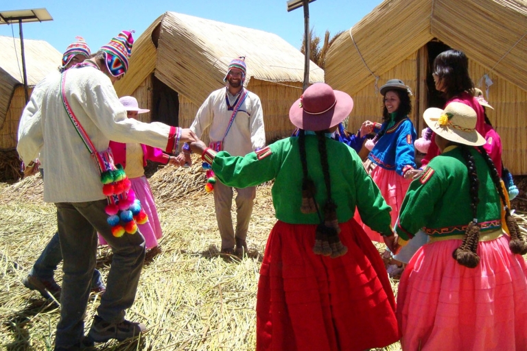 Depuis Puno : Excursion d'une journée aux îles Uros et Taquile en bateau de luxe