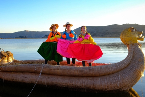 Depuis Puno : Excursion d'une journée aux îles Uros et Taquile en bateau de luxe