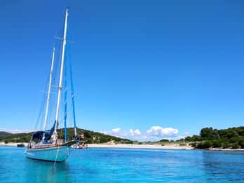 Excursión en barco desde Hvar: Cueva Azul, Palmižana y isla de Vis