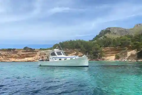 Alcudia: Passeio de barco privado ao pôr do sol com copo de vinho e lanche