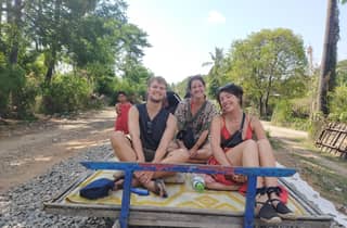 Battambang: Tuk-Tuk, Bambuszug, Tötungs-/Fledermaushöhlen, Sonnenuntergang