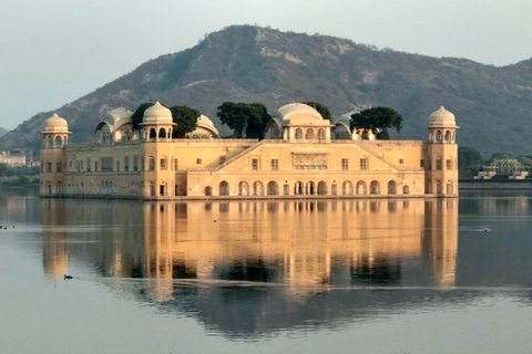 Tour privato di un giorno intero della città rosa di Jaipur con guida e pick-upTour in auto con autista e guida