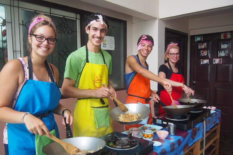 Aula de culinária de meio dia com excursão de meio dia pelo mercadoAula de culinária de meio dia com tour pelo mercado