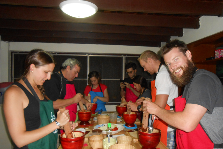 Aula de culinária de meio dia com excursão de meio dia pelo mercadoAula de culinária de meio dia com tour pelo mercado