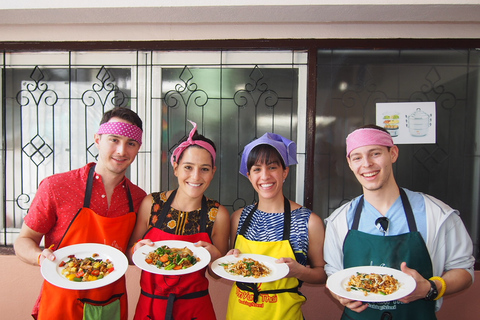 Aula de culinária de meio dia com excursão de meio dia pelo mercadoAula de culinária de meio dia com tour pelo mercado