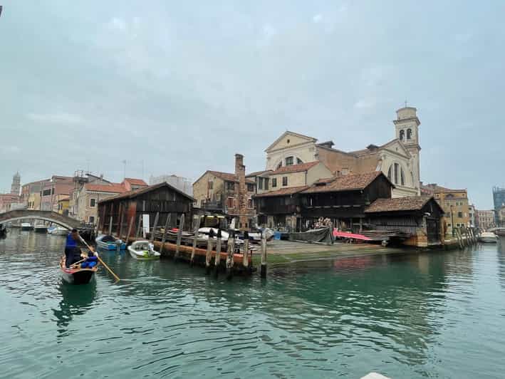 Dorsoduro Artistic Hub Tour with Optional Guggenheim Tickets