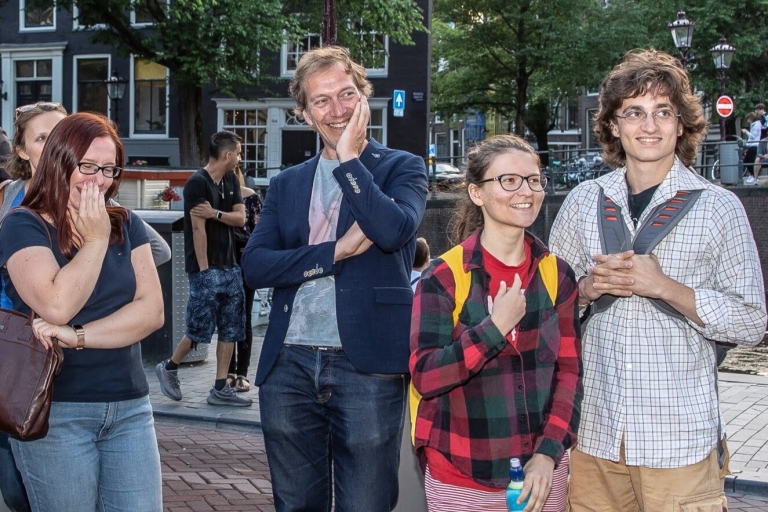 Amsterdam: piesza wycieczka po centrum miasta z komikiem jako przewodnikiemAmsterdam: City Centre Tour z lokalnym komikiem