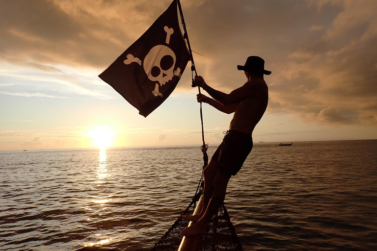 Koh Phi Phi : tour en bateau des pirates avec plongée en apnée et kayak