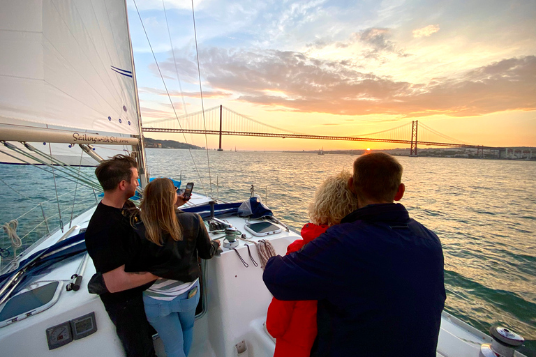 Lisboa: Cruzeiro no Rio Tejo ao pôr do sol com bebidasTour em pequenos grupos