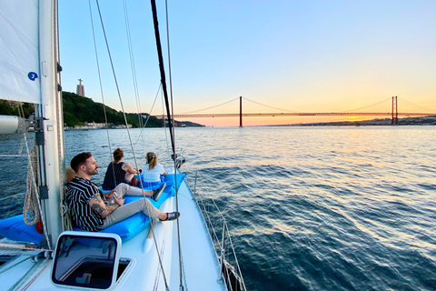 Entdecke die Ufer von Lissabon: Segeltour entlang des Flusses Tejo