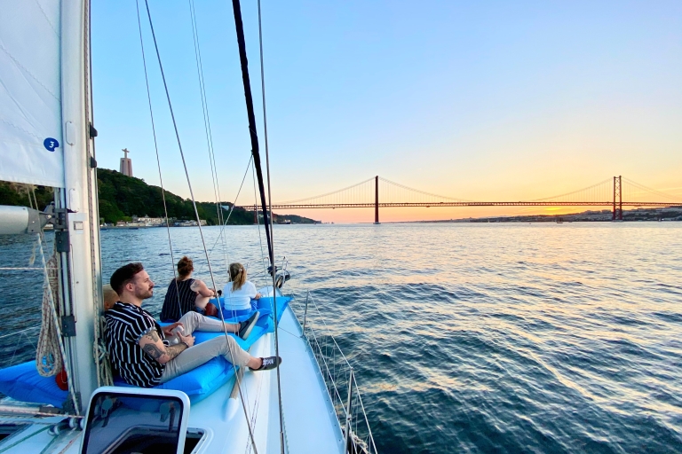 Descubre las Costas de Lisboa: Paseo en velero por el río Tajo