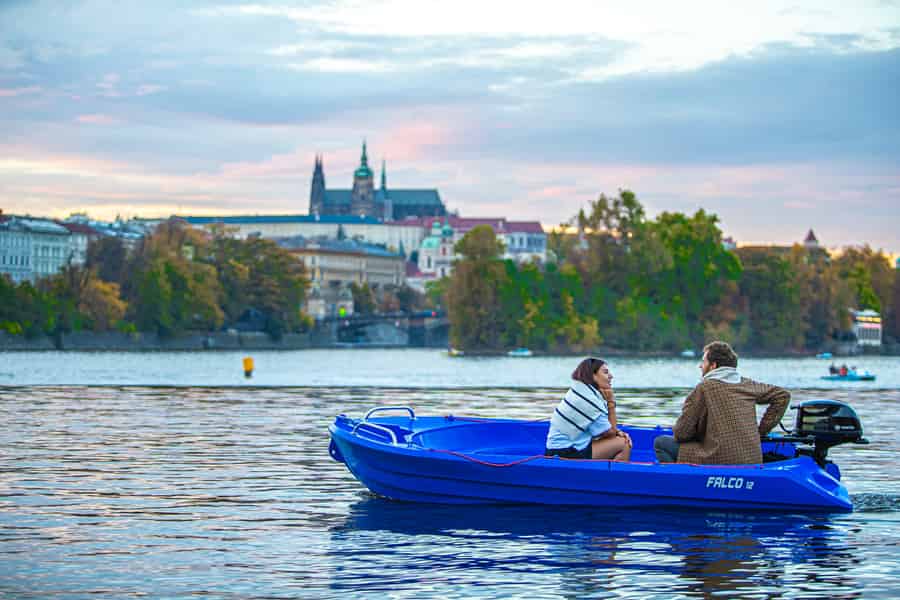 Prague: Motorboat Rental without Licence. Foto: GetYourGuide Prague: Motorboat Rental without Licence. Foto: GetYourGuide
