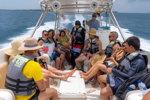 Cartagena : tour en bateau de 5 îles avec visite nocturne des bioluminescences