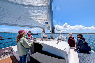 Presqu'île de Crozon: Catamaran sailing experience with skipper