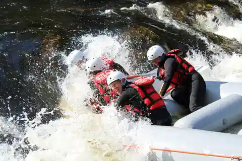Fort William, højlandet: WHITE WATER RAFTING - Garry-floden