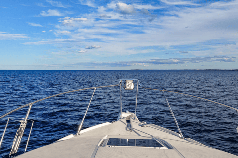 Au départ d'Aqaba : Croisière au coucher du soleil sur la mer Rouge avec déjeuner et baignadeBateau de croisière au coucher du soleil