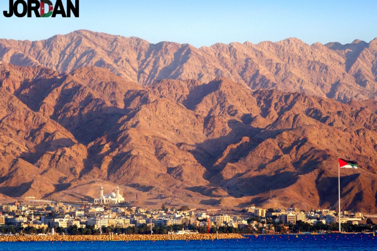 Van Aqaba: cruise bij zonsondergang op de Rode Zee met lunch en zwemmenCruiseschip bij zonsondergang