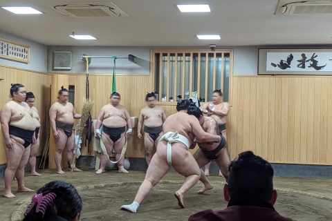 Tokio: Ochtend Sumo Practice bekijkenTokio: ochtend Sumo-oefening bekijken