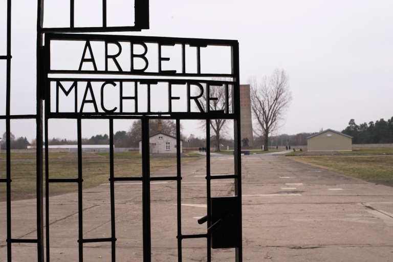 Private Tour: Gedenkstätte Sachsenhausen & Potsdam ab Berlin