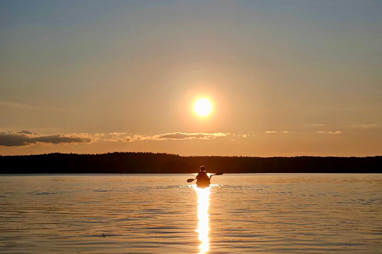 Stockholm: kajaktocht bij zonsondergang op het Mälarmeer met thee en cake