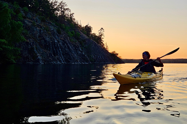 Stockholm : Excursion en kayak au coucher du soleil sur le lac Mälaren avec thé et gâteau