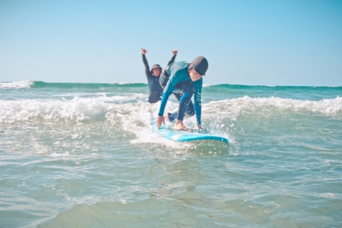 Surfkurs für Kinder und Familien an Fuerteventuras endlosen SträndenKurs für Kinder unter 12 Jahren, die ohne ihre Eltern surfen