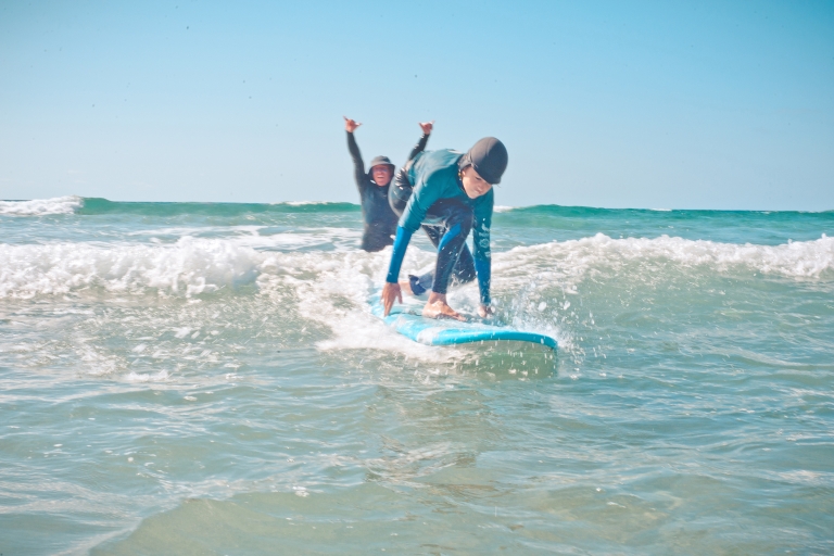 Kurs surfingu dla dzieci i rodzin na niekończących się plażach FuerteventuryPrywatny rodzinny kurs surfingu z jednym instruktorem na rodzinę