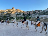 Göreme/Uçhisar、ラブバレーサンセットホースバックライディングツアー - Housity